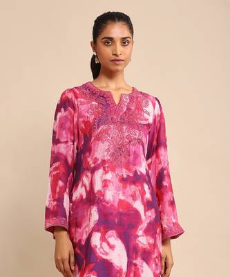Pink embroidered kurta set by ritu kumar 5