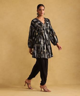 Black embroidered dhoti set by ritu kumar 3