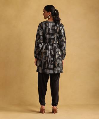 Black embroidered dhoti set by ritu kumar 4