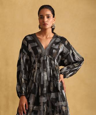 Black embroidered dhoti set by ritu kumar 5