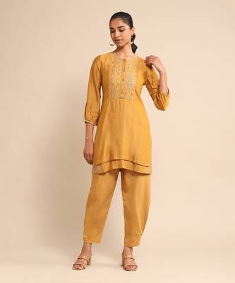 Yellow embroidered kurta pant set 1