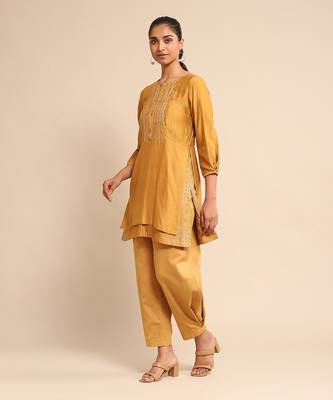 Yellow embroidered kurta pant set 2