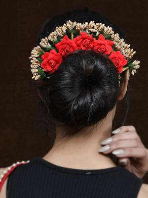 Women red & gold toned embellished hair accessory set 2