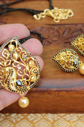 Gold platted peacock beads necklace set