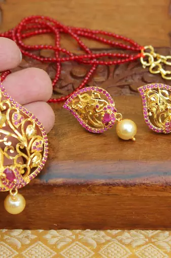 Gold platted peacock beads necklace set