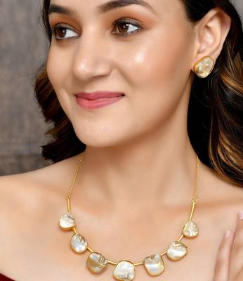 Gold plated mother of pearl kundan  jewellery set 2