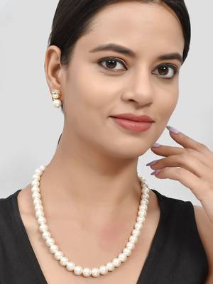 Classic pearl necklace with kundan stud earrings 3