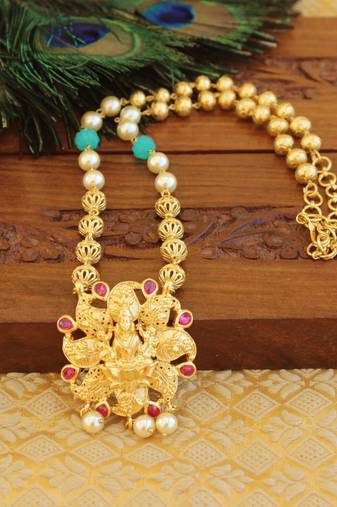 Gold platted lakshmi pearl necklace set