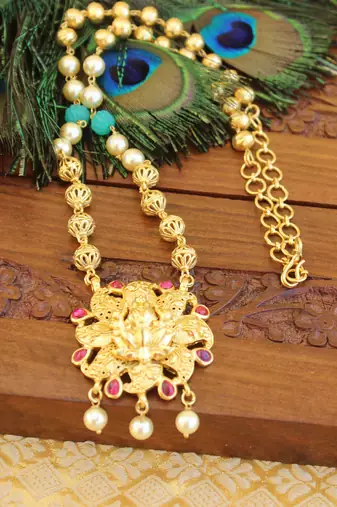 Gold platted lakshmi pearl necklace set