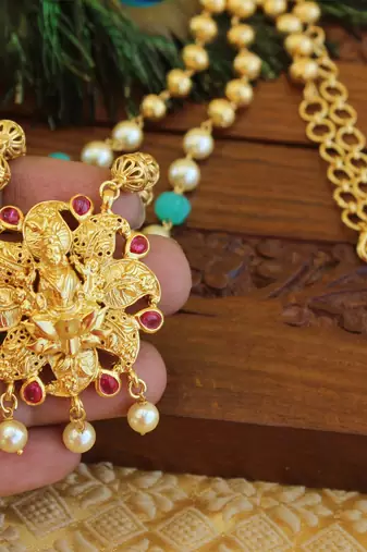 Gold platted lakshmi pearl necklace set