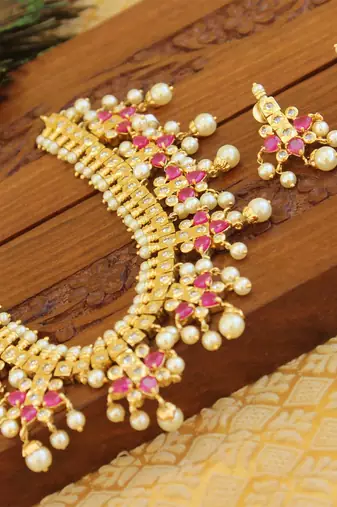 Gold platted kempu cut stone necklace set