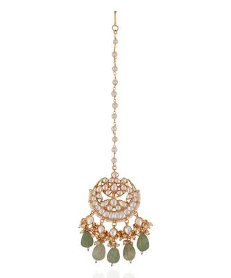 Bridal chand tikka with intricate details 3