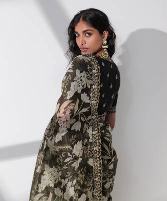 Iqra black saree set 4