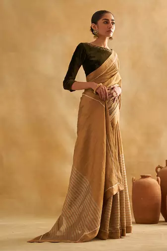 Rumeha gold-silver saree set