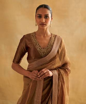 Neysa gold-antique saree set 5