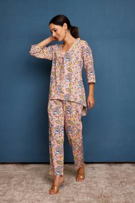Nude pink v-neck top with culotte pants 3