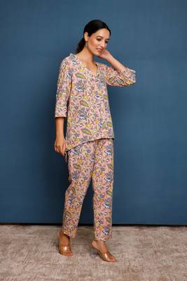 Nude pink v-neck top with culotte pants 4