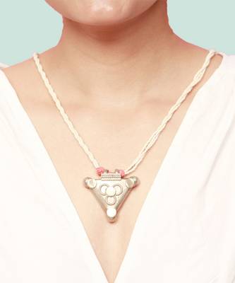 Triangular pendant pearl beads necklace 1