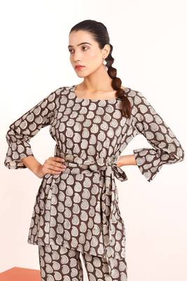 Brown tie up detailed paisley patterned top  paired with pants 5