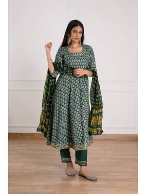 Dark green floral printed kurta pant set with bandhej dupatta 1