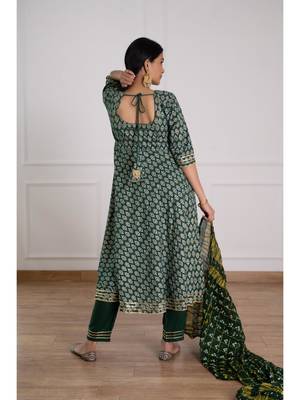Dark green floral printed kurta pant set with bandhej dupatta 2