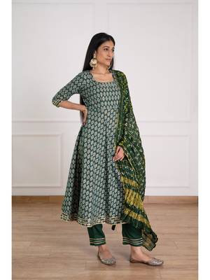 Dark green floral printed kurta pant set with bandhej dupatta 4