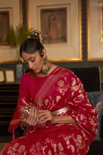 Red Silk Blend Woven Banarsi Saree With Blouse For Women 