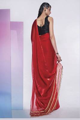 Smart And Solid Plain Ethnic Girlish Red Saree For Party Looks 2