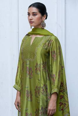 Henna Green Raw Silk Salwar Suit With Organza Dupatta 4