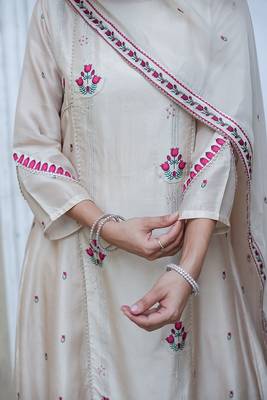 Cream Raw Silk Salwar Suit With Organza Dupatta 4