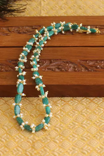 Beads short necklace