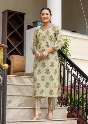 Green floral printed cotton kurta pant set (set of 2) 1