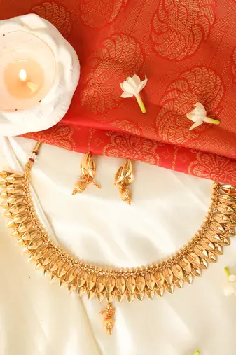 Elegant Gold Plated Leaf Shape Necklace Set for a Traditional Wedding Look