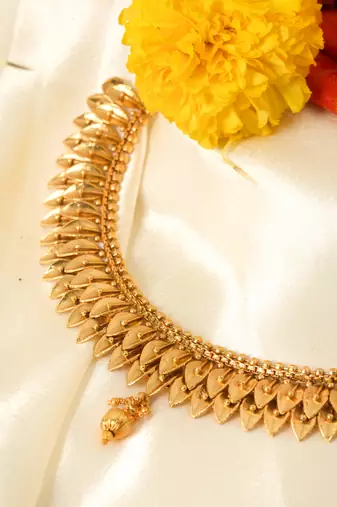 Elegant Gold Plated Leaf Shape Necklace Set for a Traditional Wedding Look