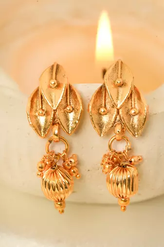 Elegant Gold Plated Leaf Shape Necklace Set for a Traditional Wedding Look