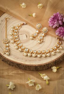 Kundan and Pearl Studded Yellow Necklace Set with Mang tikka 1