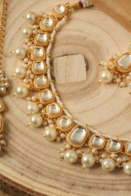 Kundan and Pearl Studded Yellow Necklace Set with Mang tikka 2