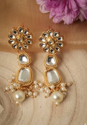 Kundan and Pearl Studded Yellow Necklace Set with Mang tikka 3