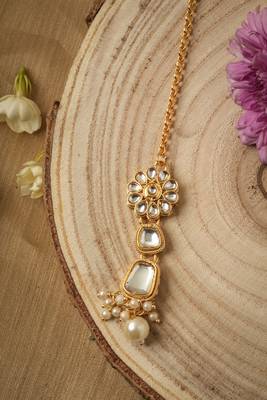 Kundan and Pearl Studded Yellow Necklace Set with Mang tikka 4