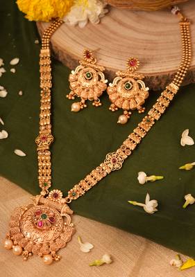 Exquisite Gold-Plated Temple Necklace Set for a Wedding Look 2