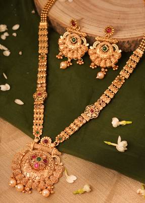 Exquisite Gold-Plated Temple Necklace Set for a Wedding Look 3