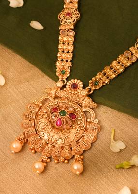 Exquisite Gold-Plated Temple Necklace Set for a Wedding Look 4