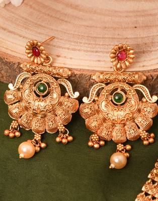 Exquisite Gold-Plated Temple Necklace Set for a Wedding Look 5