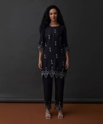 Black embroidered kurta set 1