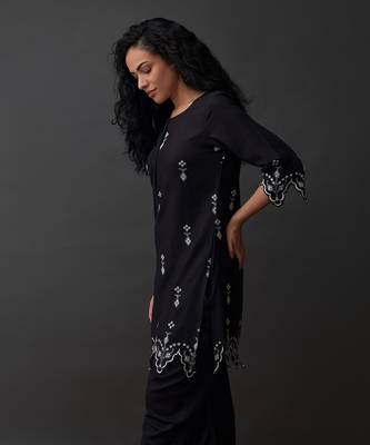 Black embroidered kurta set 4