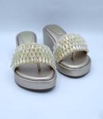 Crystal cr  me white wedges