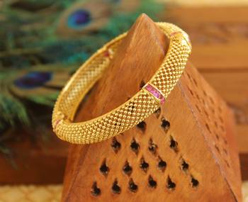Gold platted bangle 1