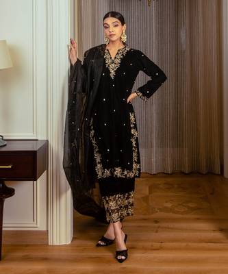 Embroidered Velvet Kurta Set 3