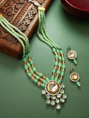 Green color handmade kundan moti mala jewellery set with pair of earrings 1