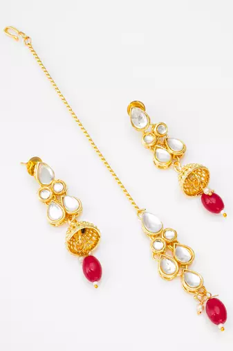 Gold plated kundan stone studded jewellery set with pair of earring and mangtikka